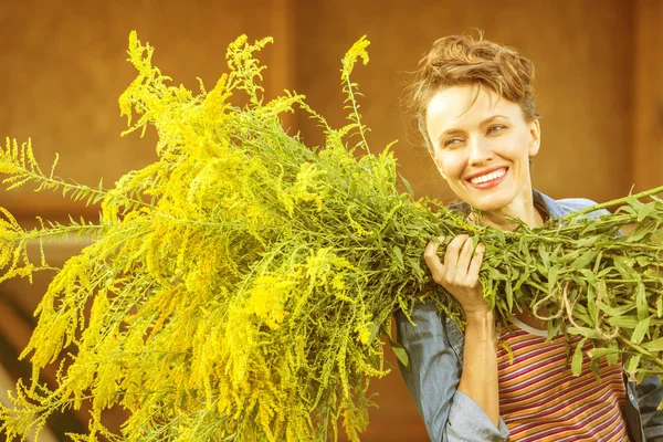 Ung Kvinna Med Höstens Blommor Enorm Bukett Semestertid Sunny Höstdag — Stockfoto