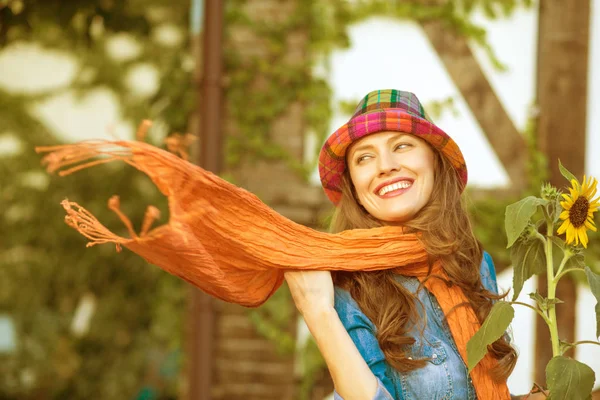 Mujer Otoño Con Bufanda Voladora Naranja Día Soleado Cálido Otoño — Foto de Stock