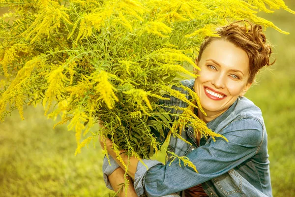 Jonge Vrouw Met Herfst Bloemen Enorme Boeket Vakantietijd Sunny Herfstdag — Stockfoto