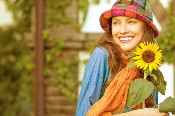 大気のアウトドアの帽子とオレンジ色のスカーフを身に着けている素敵な女性の写真 茶色の毛 暖かい秋の色 季節イメージ — ストック写真