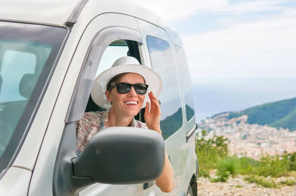 Ahappy güzel kız arabada Avrupa'da seyahat