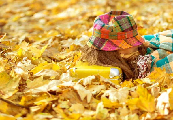 晴れた日に公園でスーツケース若い十代の少女 — ストック写真