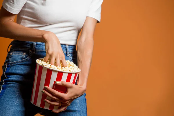 Potret Wanita Cantik Yang Lucu Riang Gembira Makan Popcorn Mengenakan — Stok Foto