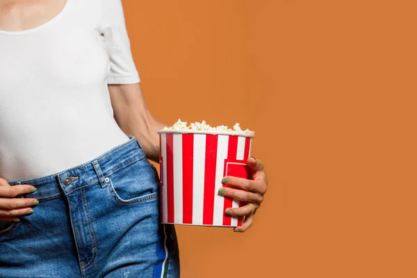 Citra Fashion Wanita Dengan Popcorn — Stok Foto