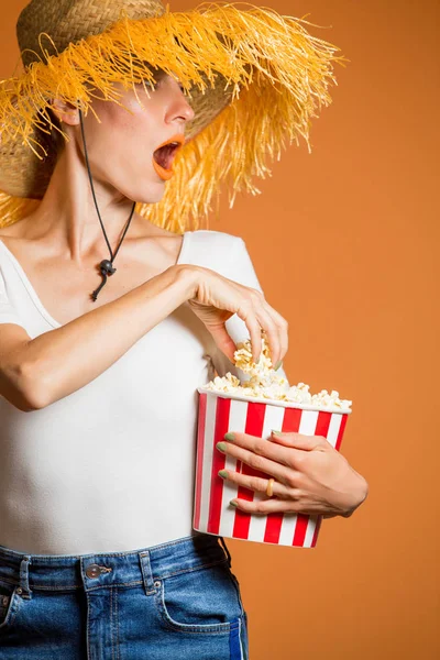 Imagen Moda Mujer Con Palomitas Maíz —  Fotos de Stock