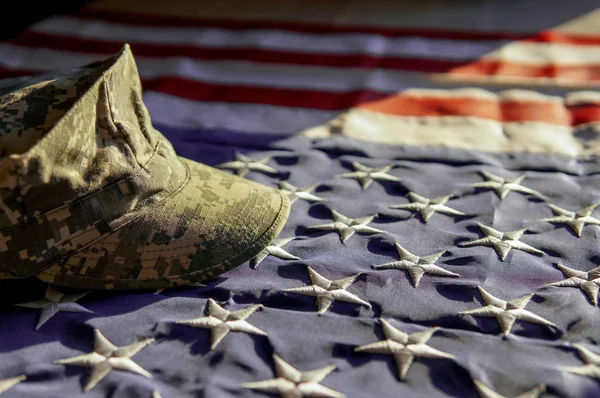 Amerikanska Flaggan Och Mössa Soldat Solnedgången Ljus — Stockfoto