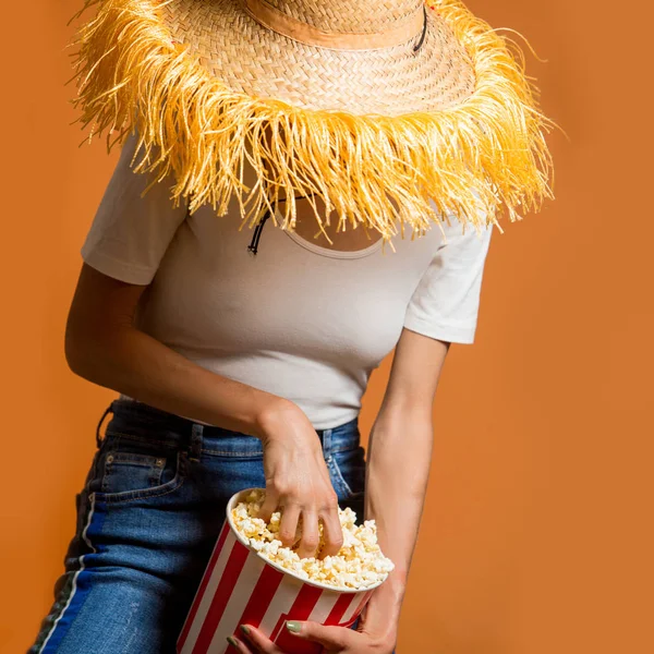 Сексуальная Женщина Попкорном Веселится Смеясь Поедая Попкорн — стоковое фото