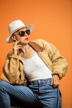 Ülke tarzı kadın moda. sıcak sonbahar renkleri