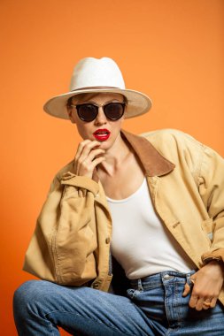 Ülke tarzı kadın moda. sıcak sonbahar renkleri