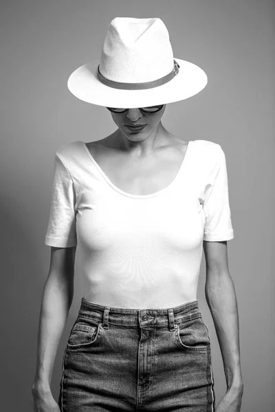 Mujer Moda Sombrero Las Gafas Sol Los Accesorios Posando Estudio —  Fotos de Stock