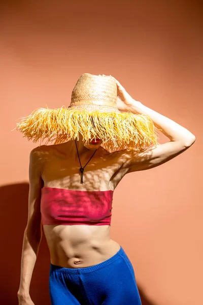时尚形象妇女与草帽戴着太阳镜和海滩夏季装备 — 图库照片