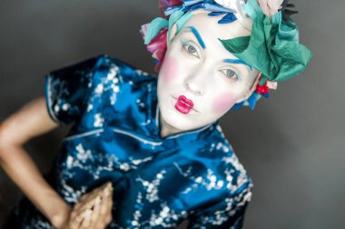 Stilize Asyalı kadın portresi. Geiko, yaratıcı makyaj makyaj