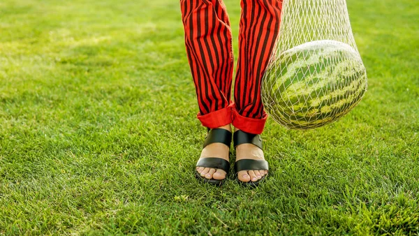 Närbild Mode Detalj Ung Kvinna Som Håller Netto Väska Med — Stockfoto