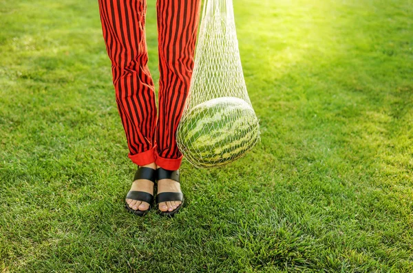 Close Detail Mode Jonge Vrouw Die Net Tas Met Watermeloen — Stockfoto