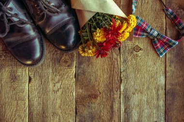 Teen ayakkabı, ahşap arka plan üzerinde sonbahar çiçekler. Geri okul kavramı. girince sıcak renkler