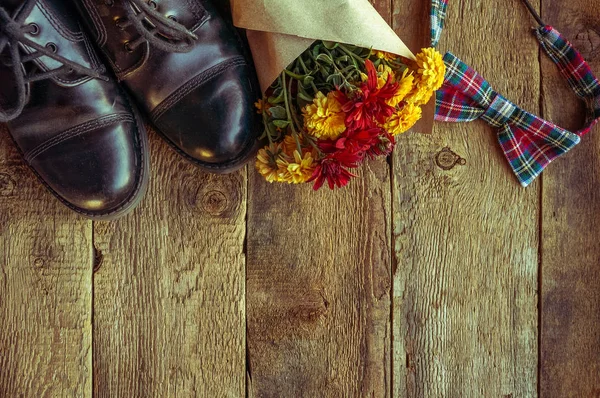 ティーンの靴 木製の背景の上の秋の花 学校のコンセプトです 温かみのある色調で Tobed — ストック写真
