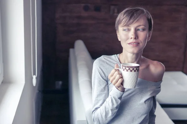 明るい部屋で朝のコーヒーを飲む女性トーン ヴィンテージ画像 — ストック写真