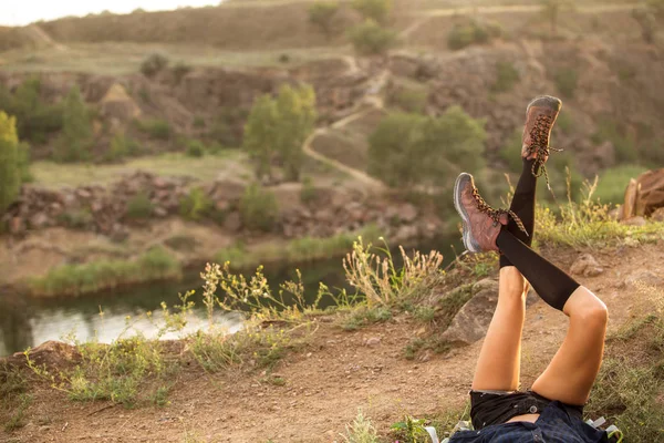 Sexy Beine Eines Wanderers Auf Dem Weg Den Berg — Stockfoto