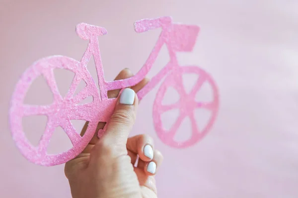 市自転車のコンセプトの女性 ピンクの背景 コピー領域の上最小限スタイル ピンク自転車 — ストック写真