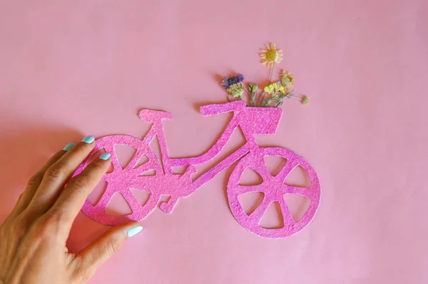 市自転車のコンセプトの女性 ピンクの背景 コピー領域の上最小限スタイル ピンク自転車 — ストック写真