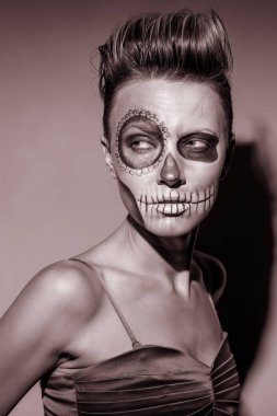 Cadılar Bayramı. Parlak Cadılar Bayramı makyaj, güzel bir kadınla tonlu görüntü