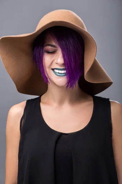 Mulher Moda Chapéu Que Sorri — Fotografia de Stock