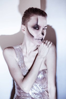 Cadılar Bayramı. Gri arka plan üzerinde izole parlak siyah Cadılar Bayramı makyaj ile güzel kadın