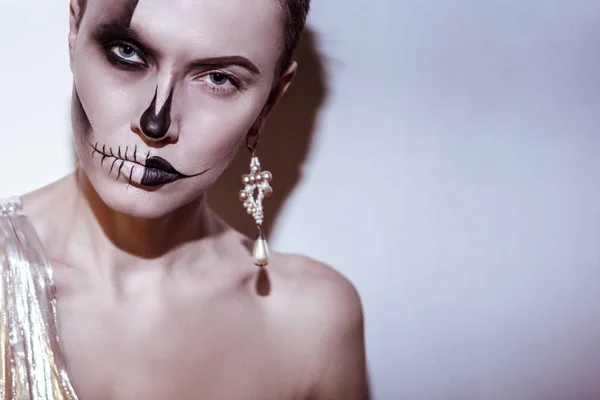 Halloween Belle Femme Avec Maquillage Noir Brillant Halloween Isolé Sur — Photo