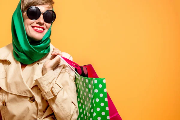 Herfst Shopping Vrouw Houdt Van Boodschappentassen Met Herfst Kleuren Helder — Stockfoto