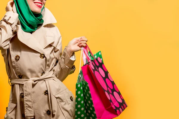 Autunno Shopping Donna Possesso Shopping Bag Con Colori Autunnali Giallo — Foto Stock