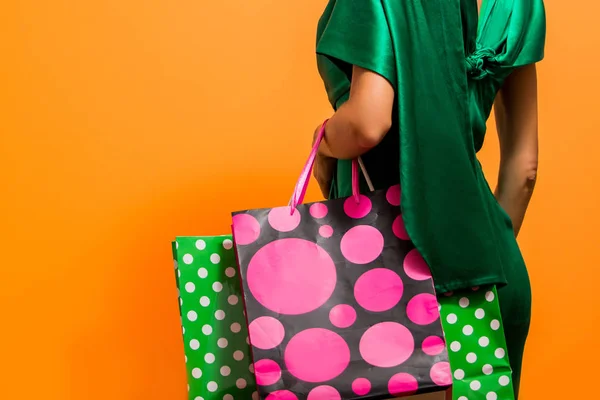 Mujer Compras Feliz Sosteniendo Bolsas Compras Sobre Fondo Brillante —  Fotos de Stock