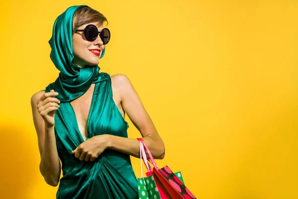Alışveriş Torbaları Parlak Arka Plan Üzerinde Mutlu Alışveriş Kadın — Stok fotoğraf