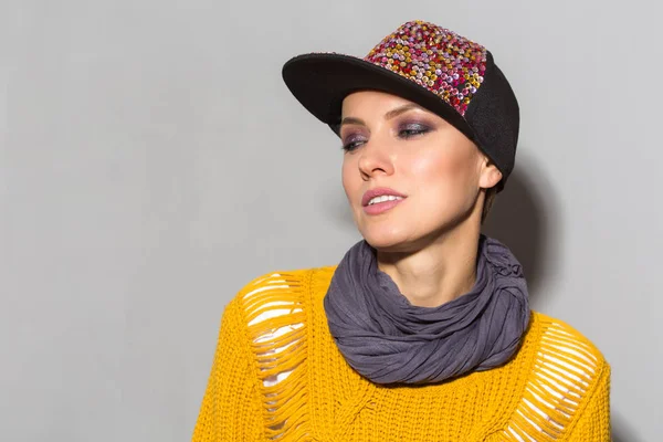 Hipster Girl Posing Grey Wall Street Autumn Style Cap Scarf — Stock Photo, Image