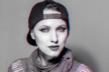 Siyah ve beyaz moda fotoğraf aksaklık etkisi yarım yüz moda sonbahar kıyafeti giymiş bir genç kızın 