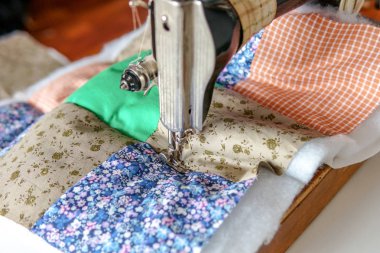 Patchwork yorgan işlemi evde