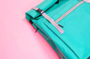 Bright sırt çantası pembe bir arka plan üzerinde ayrıntı