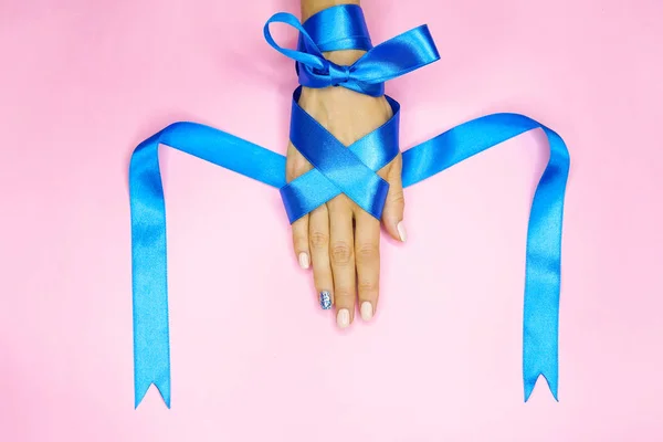 Mano Con Hermosa Manicura Envuelta Cinta Azul — Foto de Stock