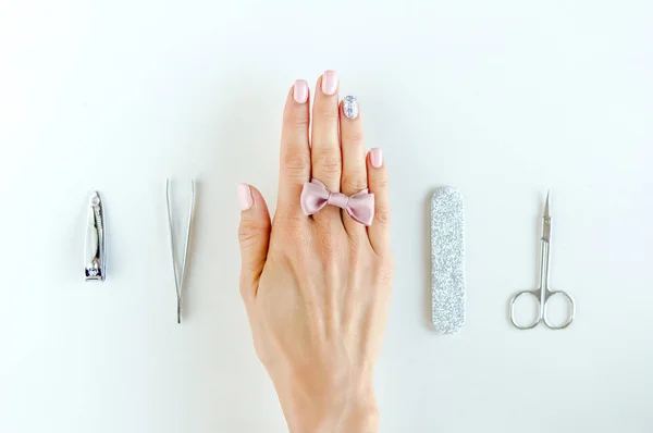 Mão Feminina Com Unhas Rosa Arco Como Conceito Decoração Mãos — Fotografia de Stock