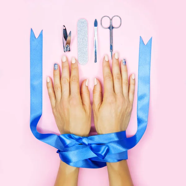 Mãos Mulher Bonita Com Manicure Cuidado Unhas Fita Azul Com — Fotografia de Stock