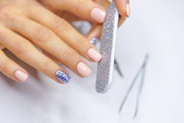 Güzel kadın el manikür, tırnak bakımı, en az style, üstten görünüm