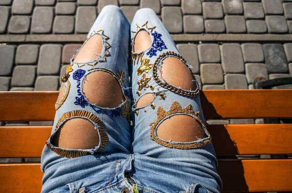 Street Fashion Giovane Donna Jeans Strappati Con Arredamento Spazio Copia — Foto Stock