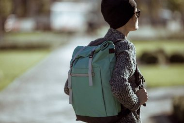 Hipster genç kız şehir sıcak gün, ayrıntı, tadını sırt çantası ile görüntü tonda