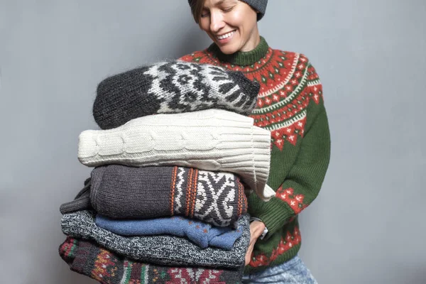 Młoda Kobieta Trzymać Kupie Sobie Czapka Ciepłe Wełniane Swetry Swetry — Zdjęcie stockowe