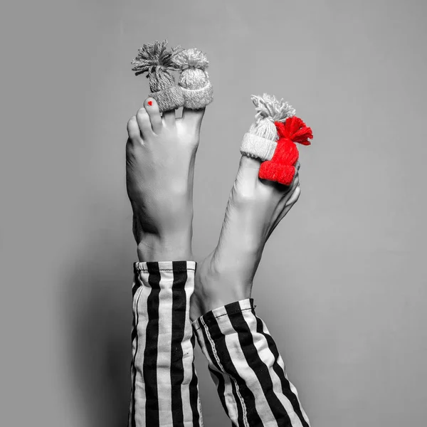 Забавні Жіночі Ноги Язаними Вовняними Шапками Пальцях Концепції Чорно Білий — стокове фото