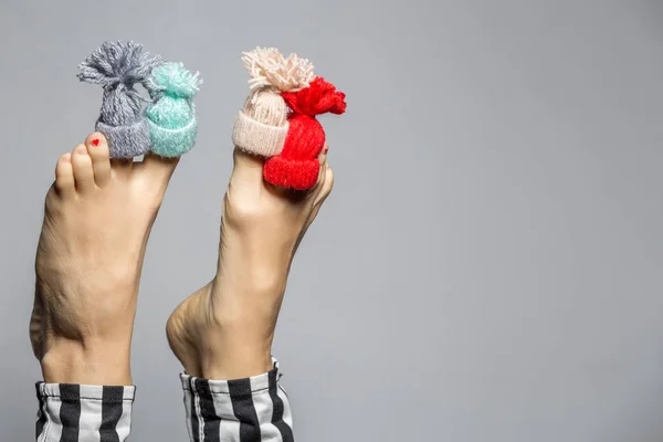 滑稽的女人腿与针织毛线帽子的脚趾概念 — 图库照片