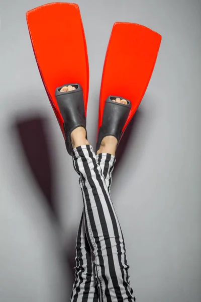 Pernas Femininas Vestindo Barbatanas Vermelhas Calças Listradas Isoladas Sobre Cinza — Fotografia de Stock
