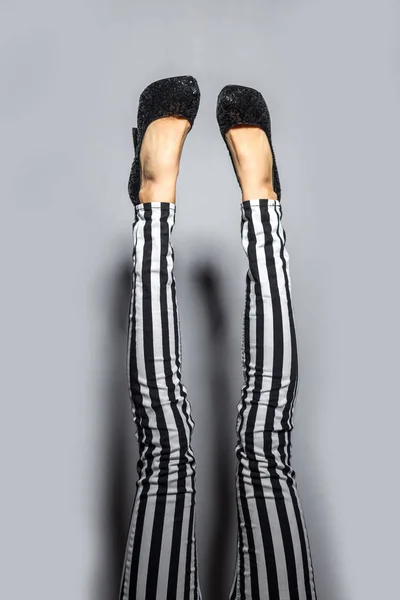 Женские Ноги Высоких Каблуках Полосатых Штанах — стоковое фото