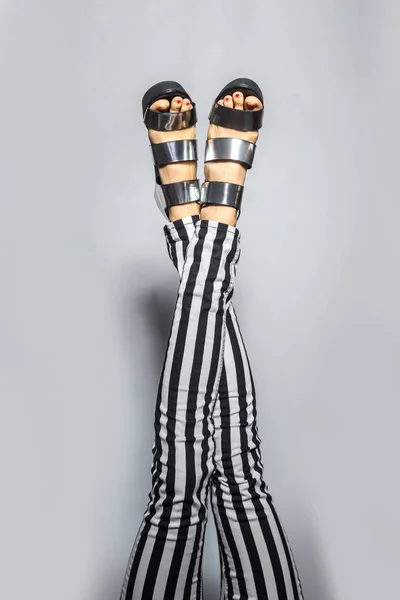 Женские Ноги Летних Сандалиях — стоковое фото