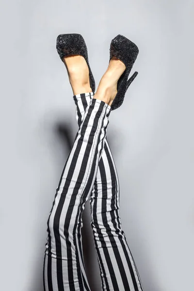 Piernas Mujer Con Tacones Altos Pantalones Rayados — Foto de Stock