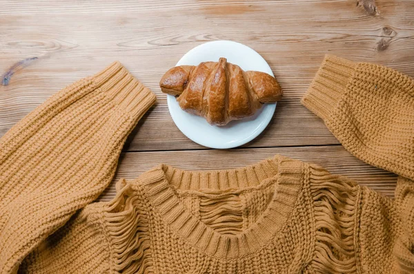 Croissant Manteiga Camisola Amarela Malha Fundo Madeira — Fotografia de Stock